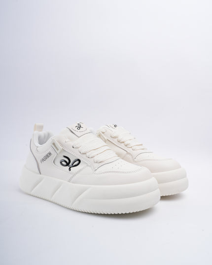Tenis blancos x detalle logo negro