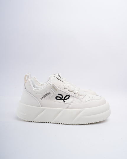 Tenis blancos x detalle logo negro