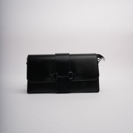 Bolso pequeño negro con cadena