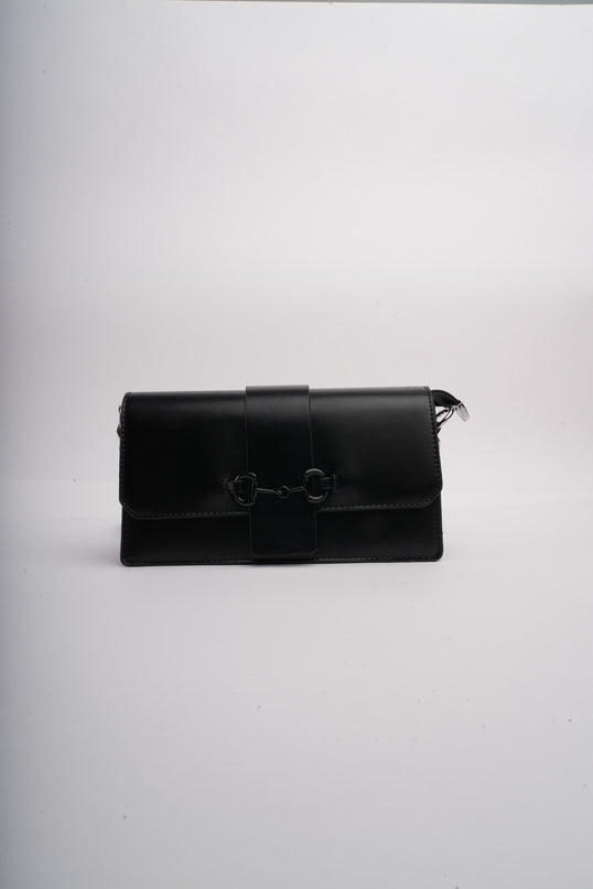 Bolso pequeño negro con cadena