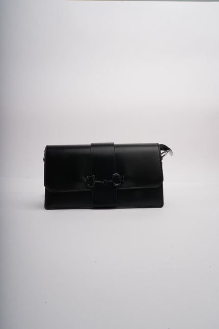 Bolso pequeño negro con cadena