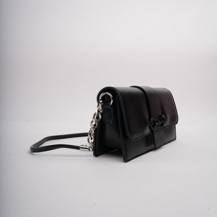 Bolso pequeño negro con cadena