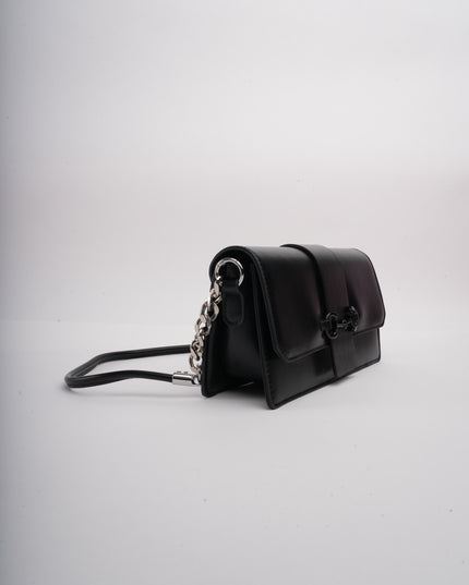 Bolso pequeño negro con cadena