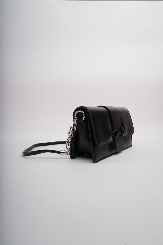 Bolso pequeño negro con cadena