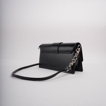 Bolso pequeño negro con cadena