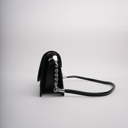 Bolso pequeño negro con cadena