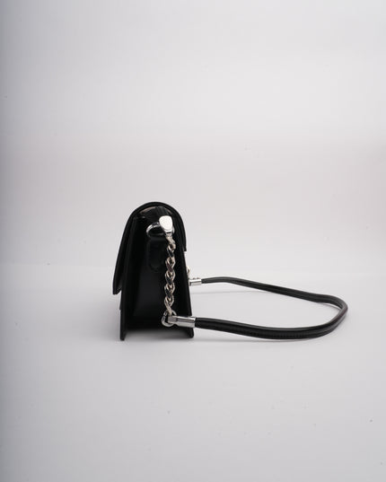 Bolso pequeño negro con cadena