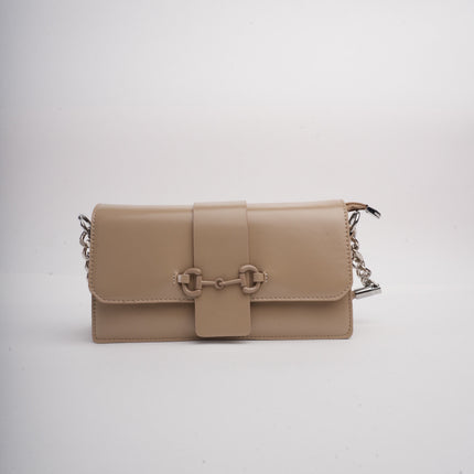 Bolso pequeño beige con cadena