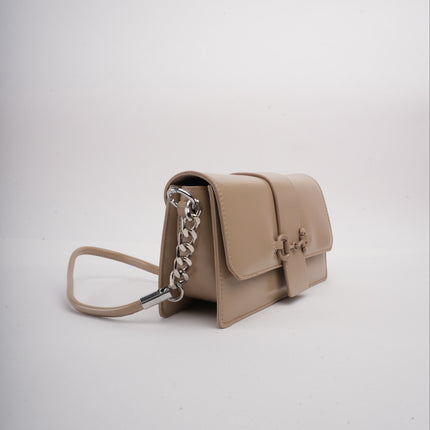 Bolso pequeño beige con cadena