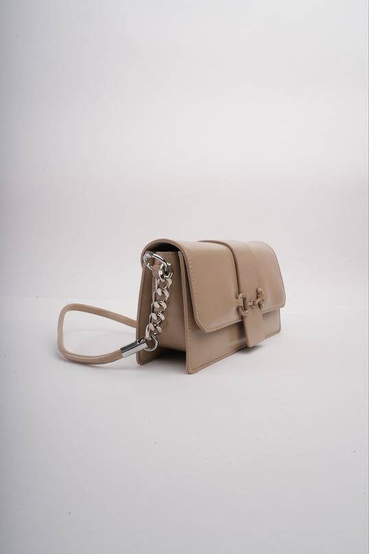 Bolso pequeño beige con cadena