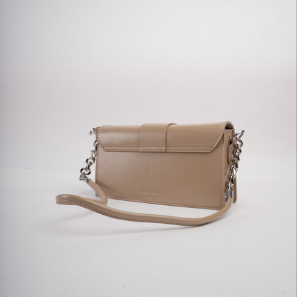 Bolso pequeño beige con cadena
