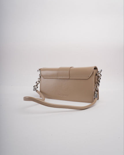 Bolso pequeño beige con cadena