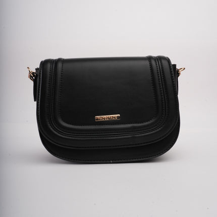 Bolso negro con correa ajustable
