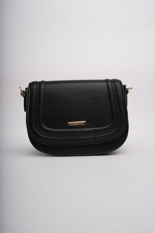 Bolso negro con correa ajustable
