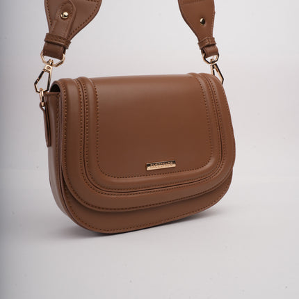 Bolso café con correa ajustable