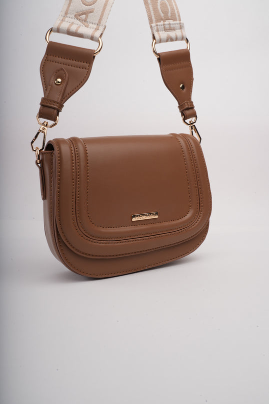 Bolso café con correa ajustable