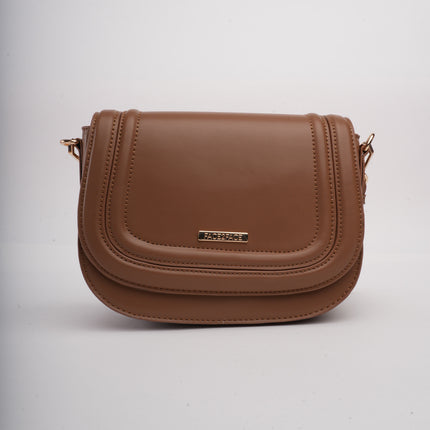 Bolso café con correa ajustable