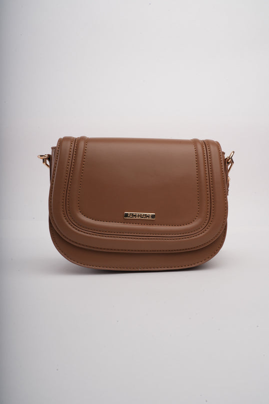 Bolso café con correa ajustable
