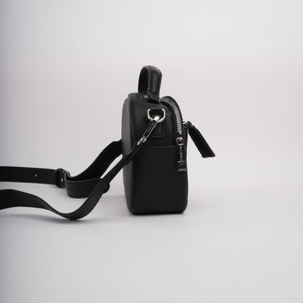 Bolso negro mediano sencillo