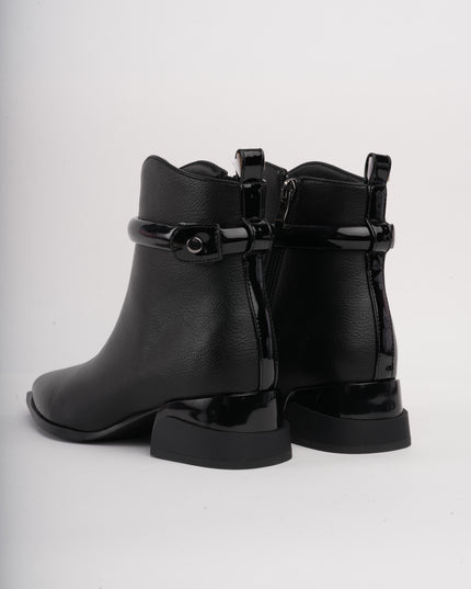 Botín negro bajo correa superior