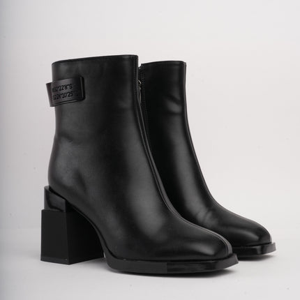 Botines negros diseño en tacón y detalle trasero