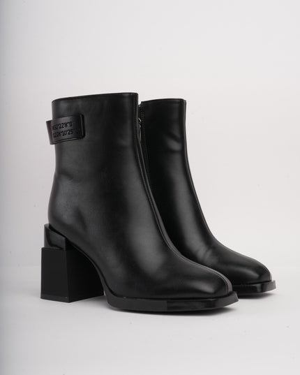 Botines negros diseño en tacón y detalle trasero