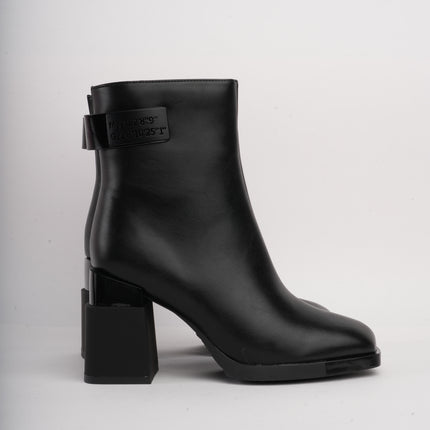 Botines negros diseño en tacón y detalle trasero