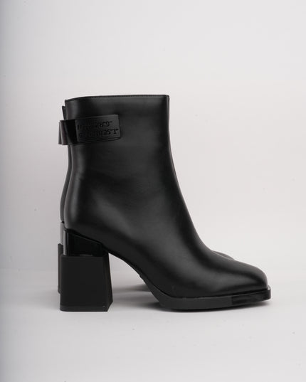 Botines negros diseño en tacón y detalle trasero