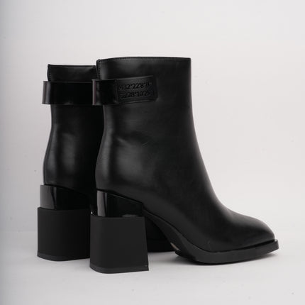 Botines negros diseño en tacón y detalle trasero