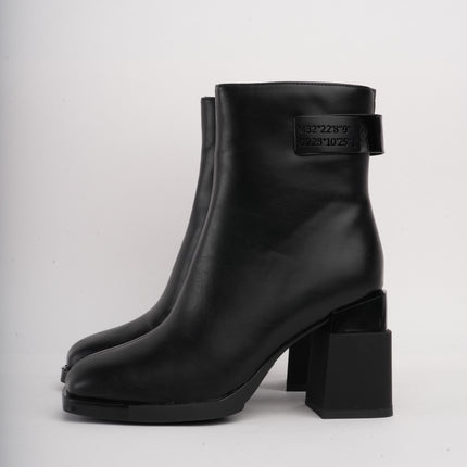 Botines negros diseño en tacón y detalle trasero