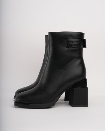 Botines negros diseño en tacón y detalle trasero