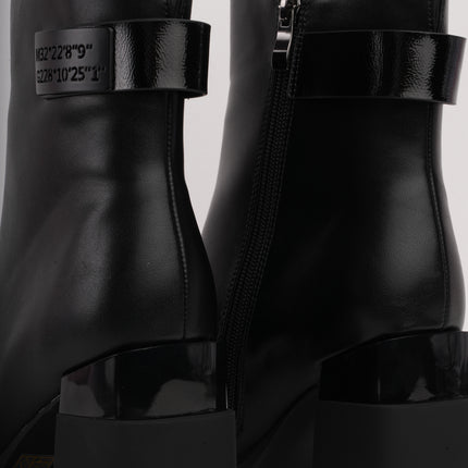 Botines negros diseño en tacón y detalle trasero
