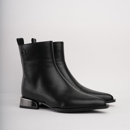 Botines negros bajos x tacón brillante