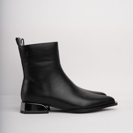 Botines negros bajos x tacón brillante