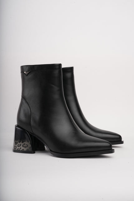 Botines negros básicos x tacón animal print