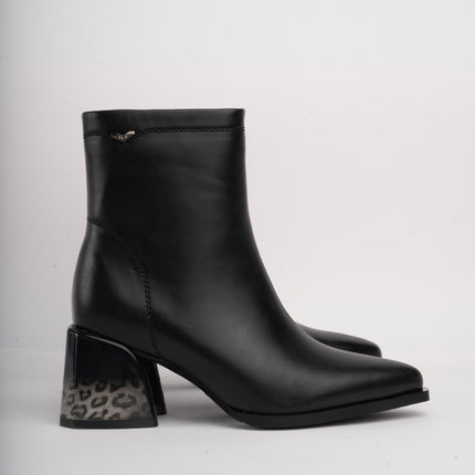 Botines negros básicos x tacón animal print