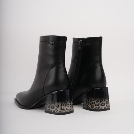 Botines negros básicos x tacón animal print