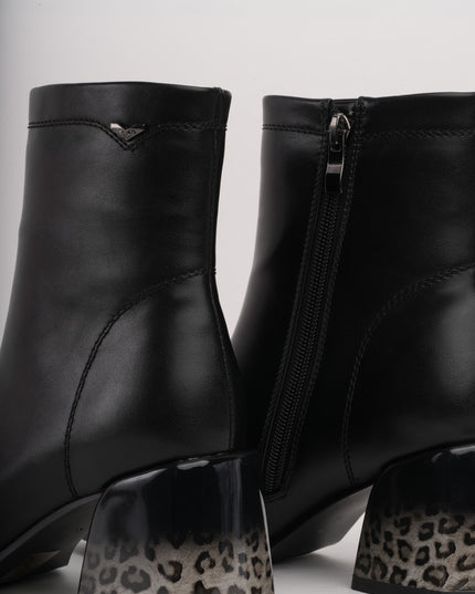 Botines negros básicos x tacón animal print
