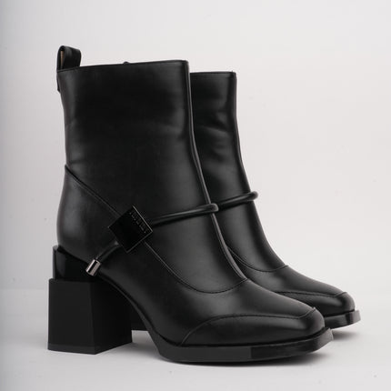 Botines negros altos x detalle correa