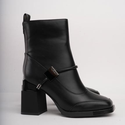 Botines negros altos x detalle correa