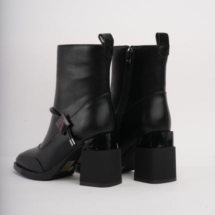 Botines negros altos x detalle correa
