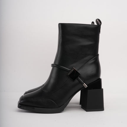 Botines negros altos x detalle correa