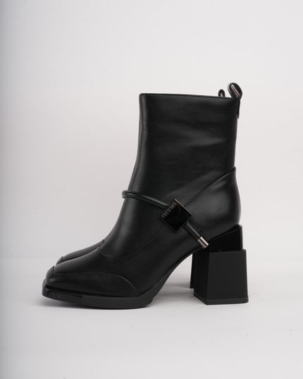 Botines negros altos x detalle correa