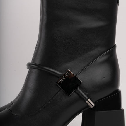 Botines negros altos x detalle correa