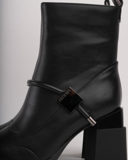 Botines negros altos x detalle correa