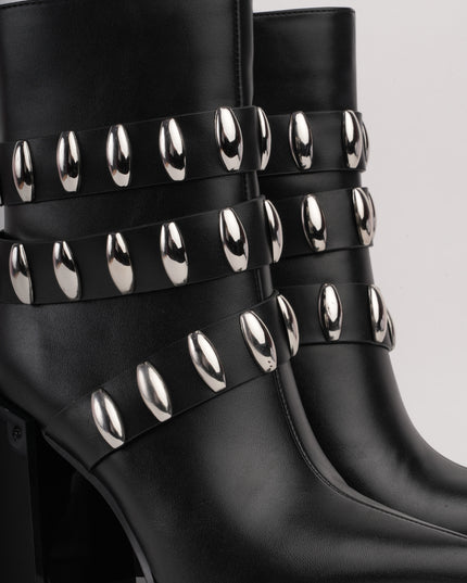 Botín negro x correa y apliques plata