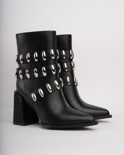 Botín negro x correa y apliques plata