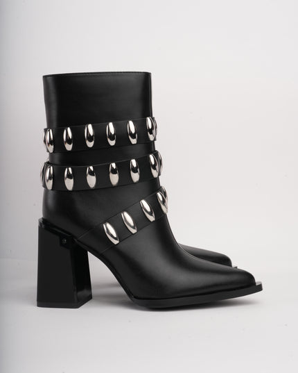 Botín negro x correa y apliques plata