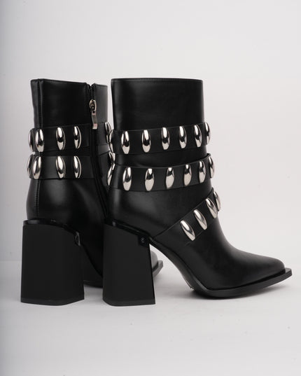 Botín negro x correa y apliques plata