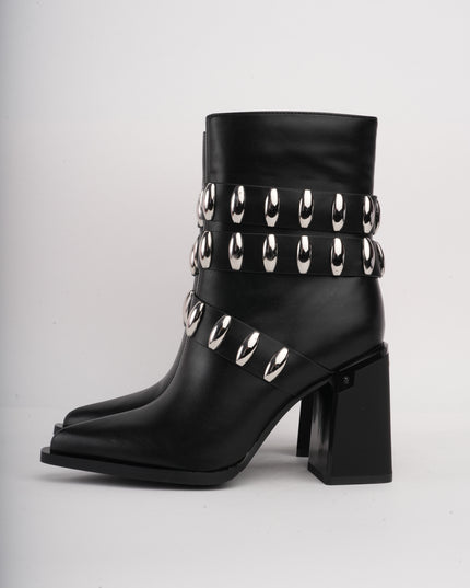 Botín negro x correa y apliques plata